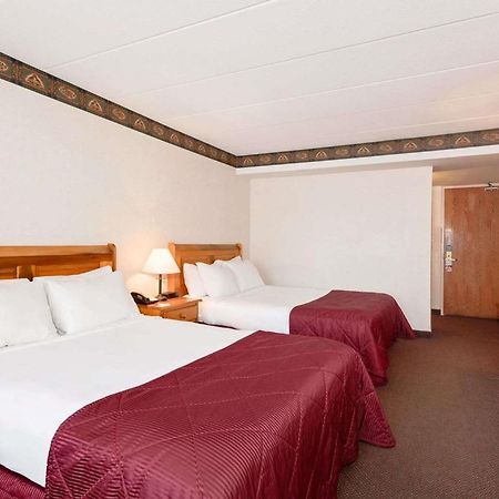 Ramada By Wyndham Pinewood Park Resort North Bay Esterno foto