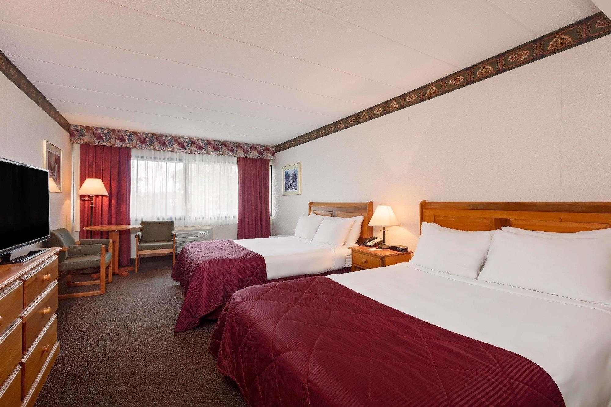 Ramada By Wyndham Pinewood Park Resort North Bay Esterno foto