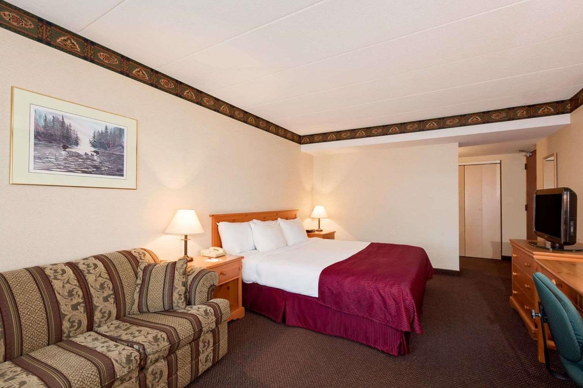 Ramada By Wyndham Pinewood Park Resort North Bay Esterno foto