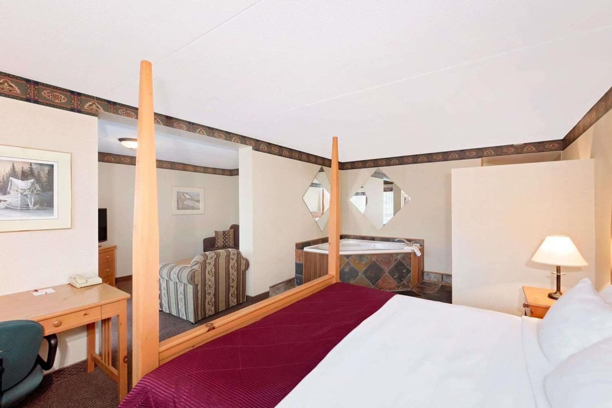 Ramada By Wyndham Pinewood Park Resort North Bay Esterno foto
