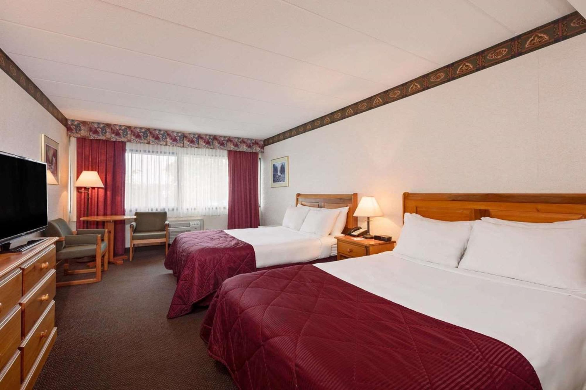 Ramada By Wyndham Pinewood Park Resort North Bay Esterno foto