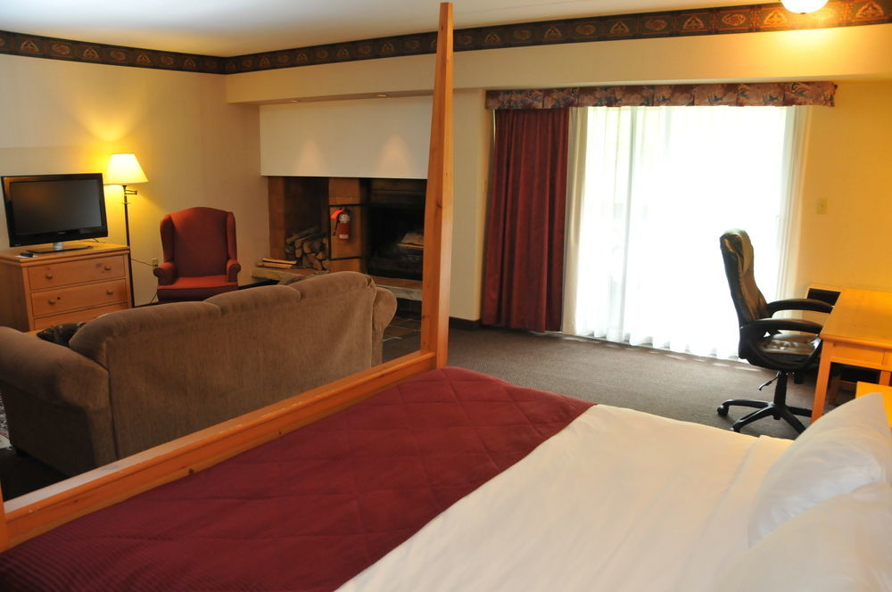 Ramada By Wyndham Pinewood Park Resort North Bay Esterno foto