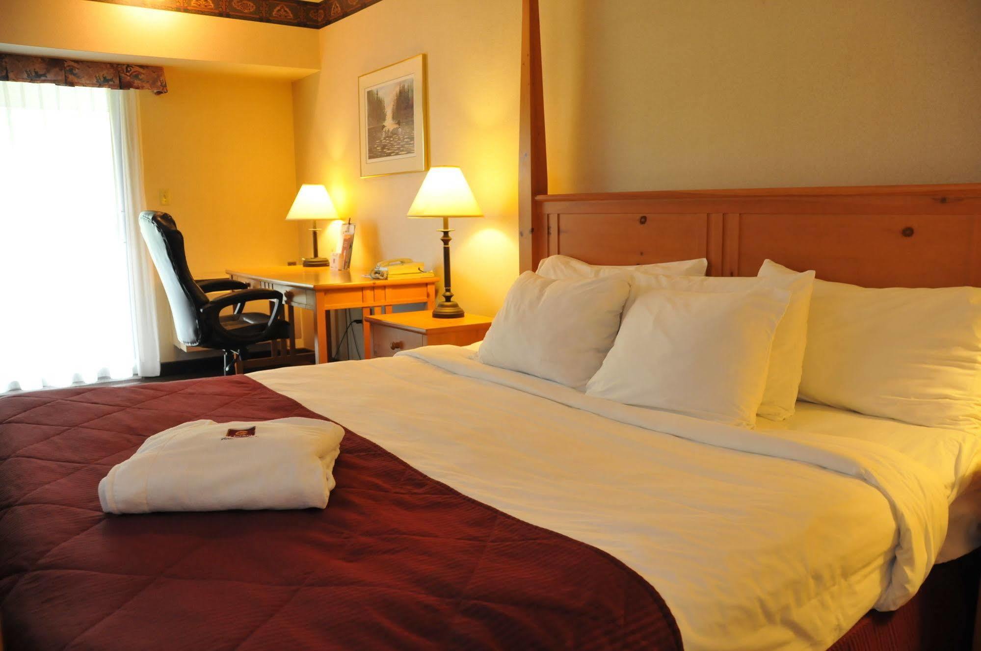 Ramada By Wyndham Pinewood Park Resort North Bay Esterno foto