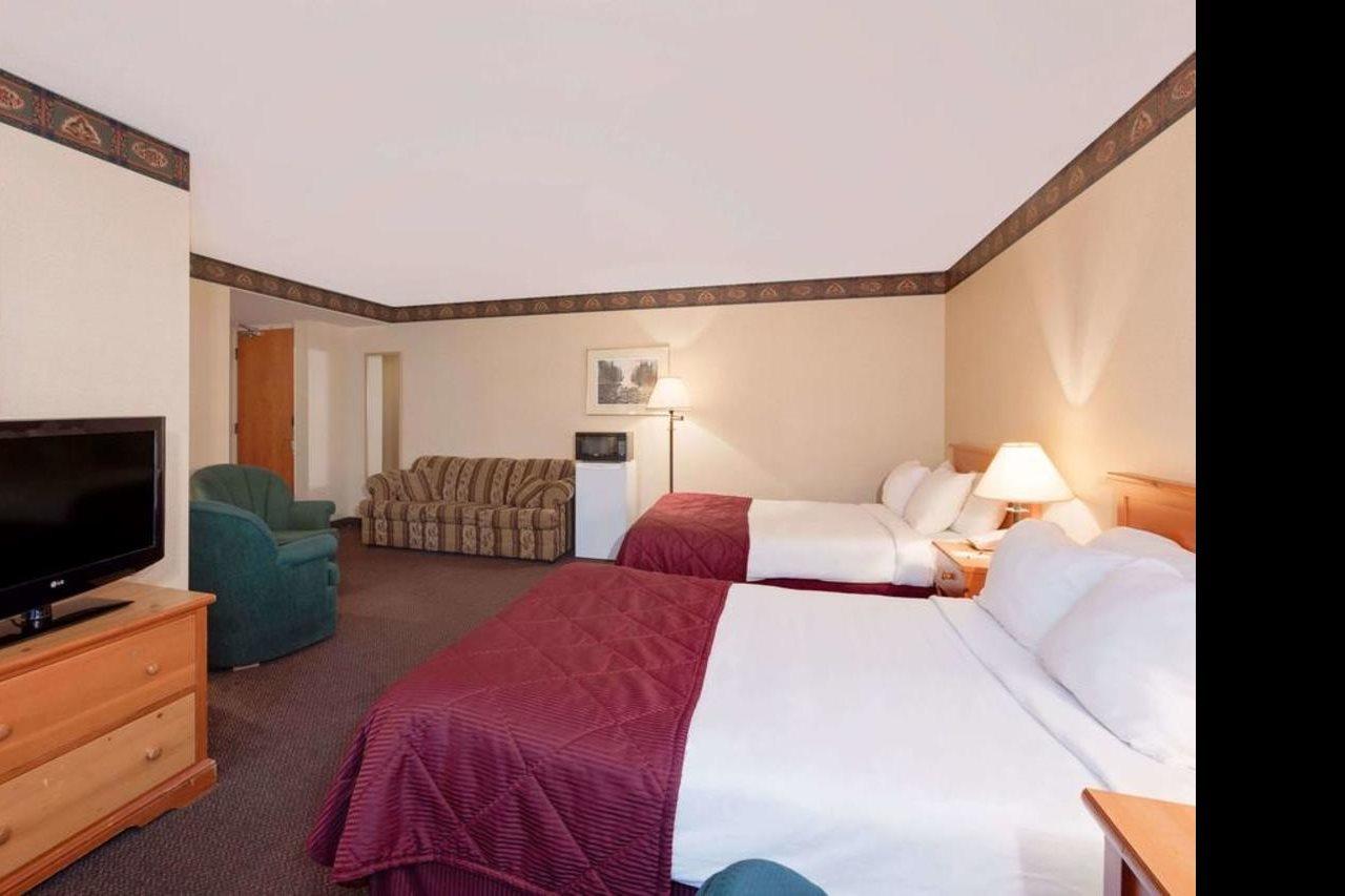 Ramada By Wyndham Pinewood Park Resort North Bay Esterno foto